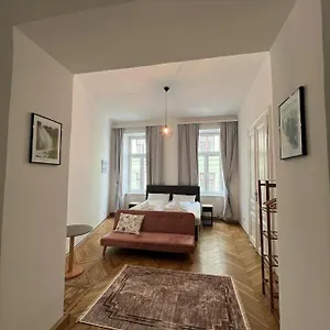 Centrally-located Authentic Appartement Wenen